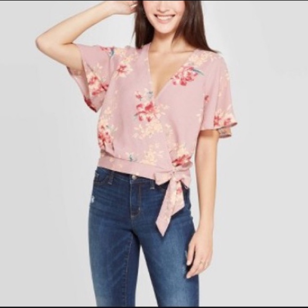 NWT• Floral V-Neck Wrap Top
